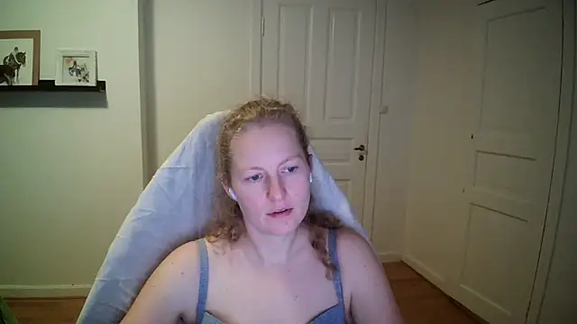 Snapshot of Girlnina-1995 chatting on 14, 10, 2025 Girlnina-1995 online show from 14, 10, 2025