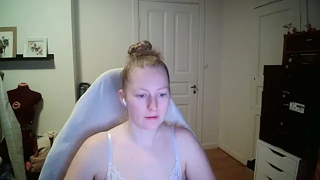 Girlnina-1995 online show from 18, 12, 2025