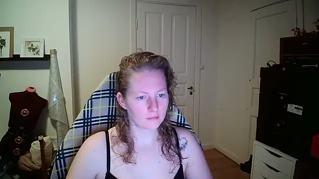 Girlnina-1995 online show from 19, 1, 2026