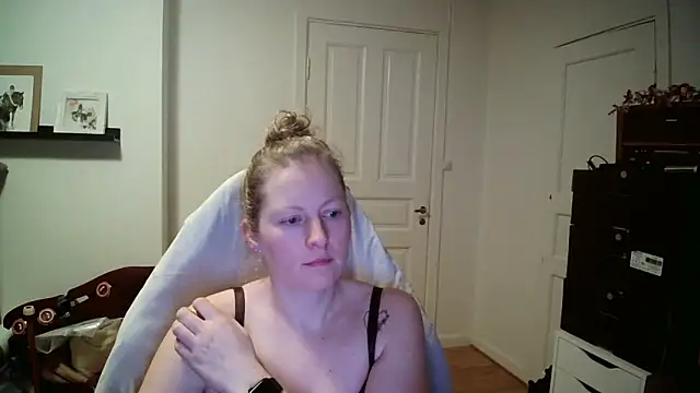 Girlnina-1995 online show from 4, 2, 2026