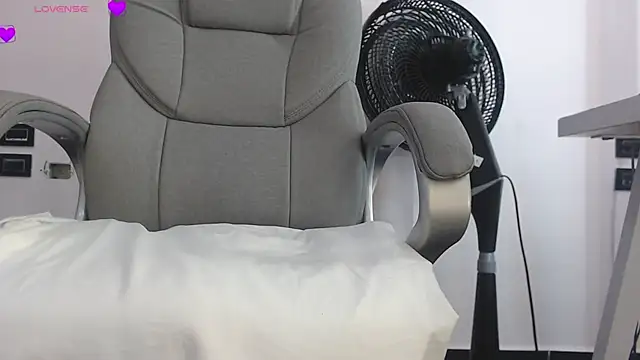 Snapshot of kimara_lion chatting on 17, 12, 2025 kimara lion online show from 17, 12, 2025