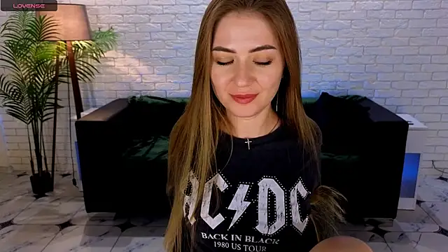 Snapshot of Adelyna_Bird chatting on 9, 3, 2025 Adelyna Bird online show from 9, 3, 2025