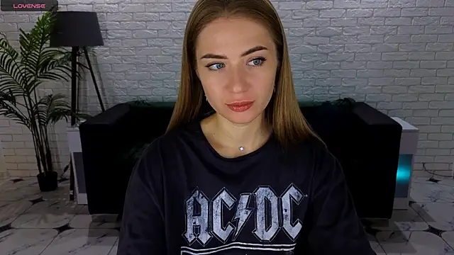 Snapshot of Adelyna_Bird chatting on 18, 9, 2025 Adelyna Bird online show from 18, 9, 2025