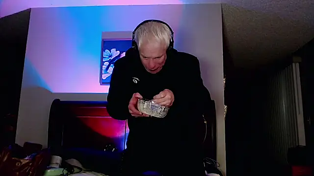 Snarfle82 online show from 13, 11, 2025