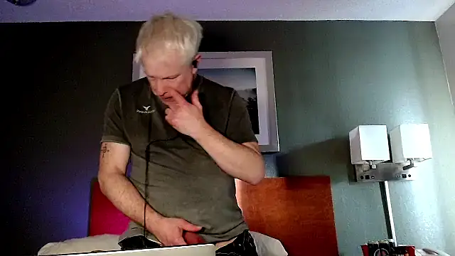 Snarfle82 online show from 19, 12, 2025