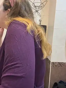 Snapshot of DienkaGreen chatting on 2, 12, 2025 DienkaGreen online show from 2, 12, 2025