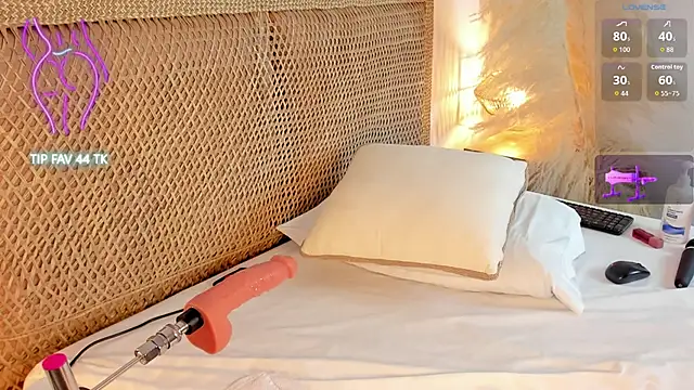 Snapshot of cloe_25 chatting on 25, 10, 2025 cloe 25 online show from 25, 10, 2025