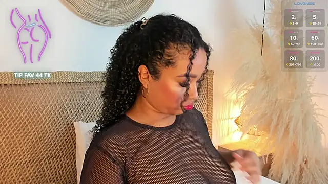 Snapshot of cloe_25 chatting on 28, 10, 2025 cloe 25 online show from 28, 10, 2025