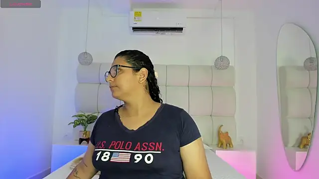 DanielleEvans  online show from 25, 10, 2025