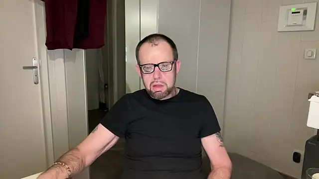 Snapshot of FABIOGLASSES chatting on 10, 2, 2026 FABIOGLASSES online show from 10, 2, 2026