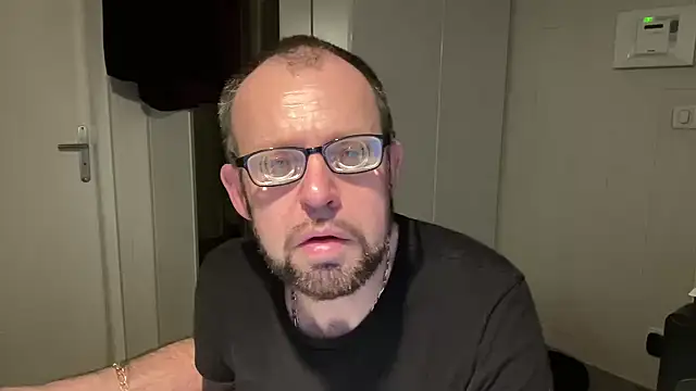 Snapshot of FABIOGLASSES chatting on 5, 3, 2026 FABIOGLASSES online show from 5, 3, 2026