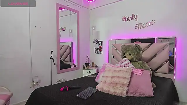 Snapshot of Karly_moon chatting on 13, 9, 2025 Karly moon online show from 13, 9, 2025