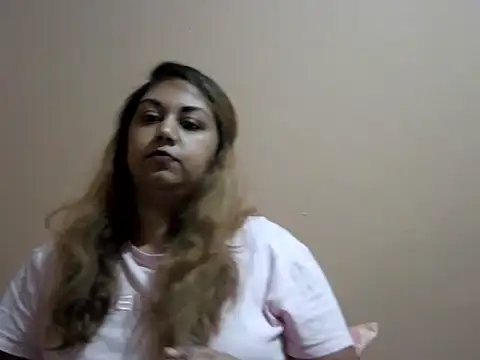 Snapshot of bellachow10 chatting on 8, 11, 2025 bellachow10 online show from 8, 11, 2025