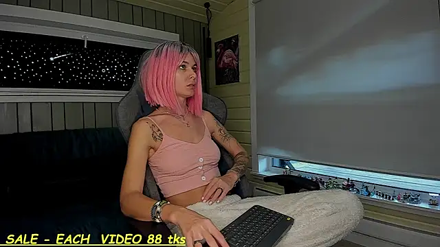 Snapshot of SandyChris chatting on 14, 10, 2025 SandyChris online show from 14, 10, 2025