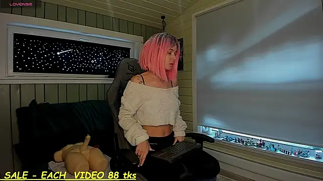 Snapshot of SandyChris chatting on 14, 11, 2025 SandyChris online show from 14, 11, 2025