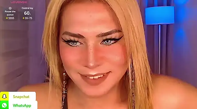 Snapshot of QUEEN_GIAMOORE69 chatting on 15, 12, 2024 QUEEN GIAMOORE69 online show from 15, 12, 2024