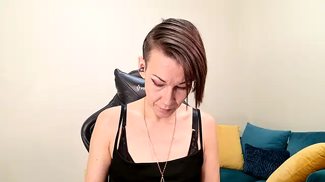 EveEnigma online show from 4, 2, 2025