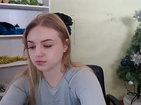 Snapshot of CrazyGloria chatting on 12, 1, 2025 CrazyGloria online show from 12, 1, 2025