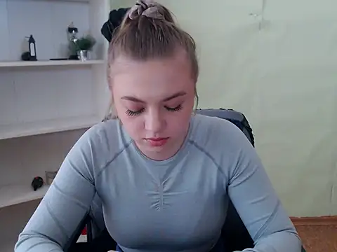 Snapshot of CrazyGloria chatting on 6, 3, 2025 CrazyGloria online show from 6, 3, 2025