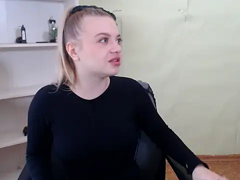 Snapshot of CrazyGloria chatting on 9, 3, 2025 CrazyGloria online show from 9, 3, 2025