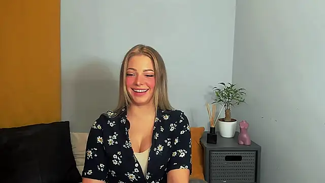 Snapshot of LilyBlondee chatting on 2, 3, 2025 LilyBlondee online show from 2, 3, 2025