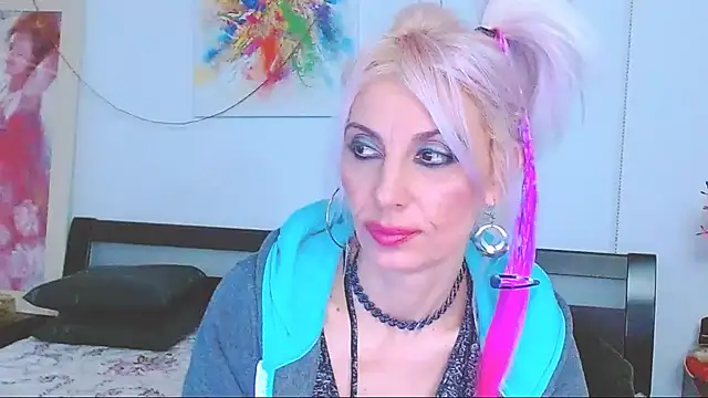 HoneyLara online show from 5, 2, 2025