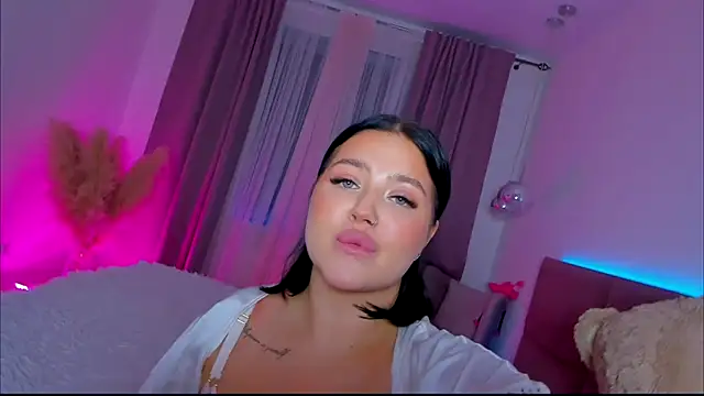 Snapshot of KylieLips chatting on 18, 9, 2025 KylieLips online show from 18, 9, 2025