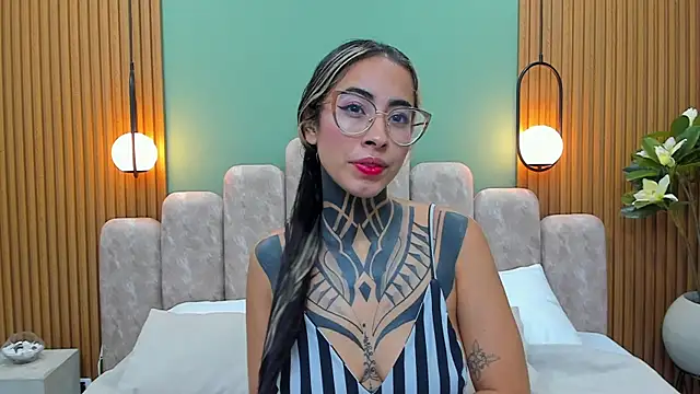 NicoleBlum online show from 21, 2, 2025