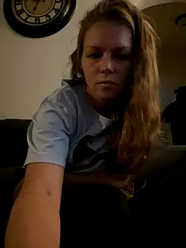 Snapshot of bustybunny25 chatting on 23, 10, 2025 bustybunny25 online show from 23, 10, 2025