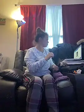 Snapshot of bustybunny25 chatting on 17, 12, 2025 bustybunny25 online show from 17, 12, 2025