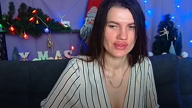 Snapshot of MilaLoona chatting on 11, 12, 2024 MilaLoona online show from 11, 12, 2024