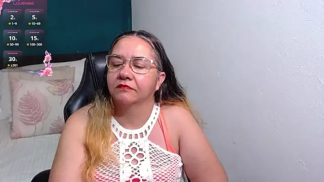 Snapshot of scaelettdubois chatting on 19, 10, 2025 scaelettdubois online show from 19, 10, 2025