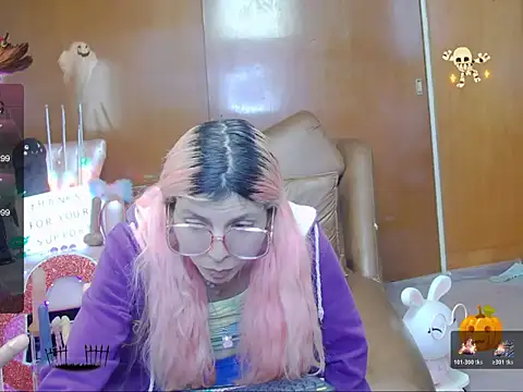 Snapshot of Skinygirl chatting on 4, 11, 2025 Skinygirl online show from 4, 11, 2025