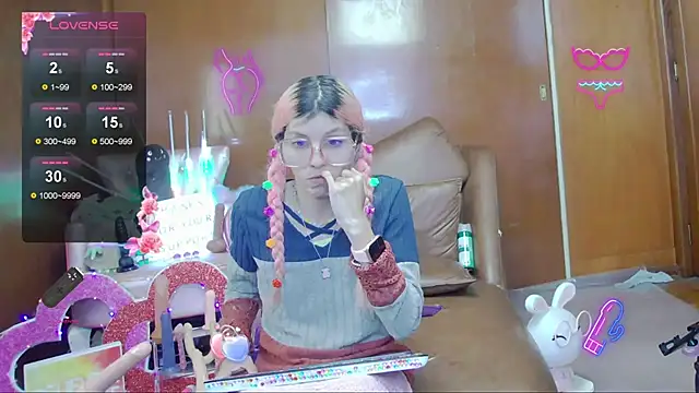 Snapshot of Skinygirl chatting on 5, 11, 2025 Skinygirl online show from 5, 11, 2025