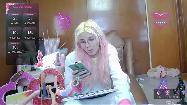 Snapshot of Skinygirl chatting on 15, 11, 2025 Skinygirl online show from 15, 11, 2025