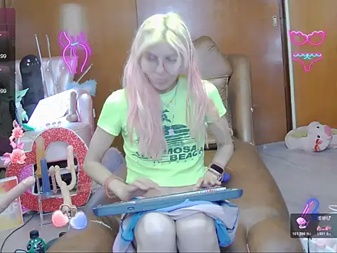 Snapshot of Skinygirl chatting on 17, 11, 2025 Skinygirl online show from 17, 11, 2025