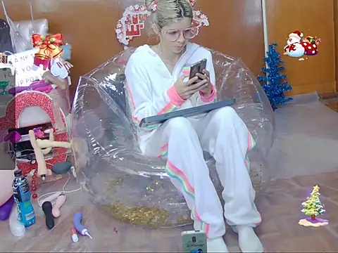 Snapshot of Skinygirl chatting on 14, 12, 2025 Skinygirl online show from 14, 12, 2025