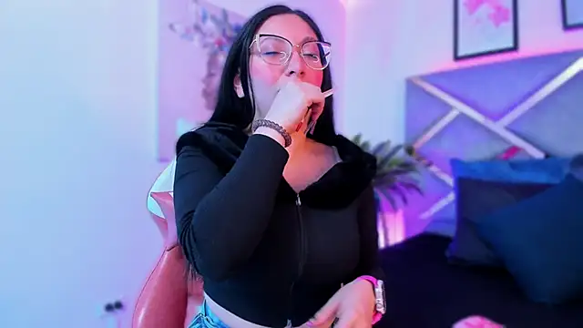 lucy neil online show from 31, 10, 2025