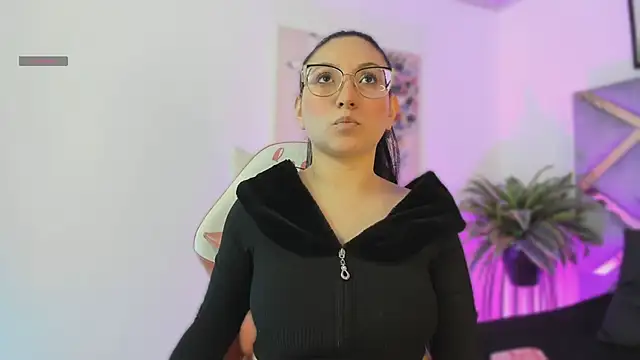 lucy neil online show from 23, 12, 2025