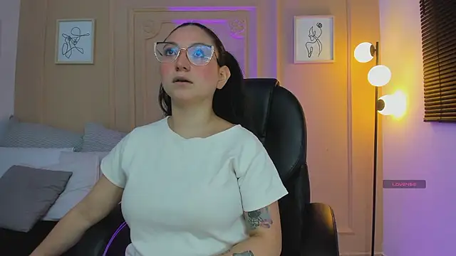 Snapshot of lucy_neil chatting on 5, 2, 2026 lucy neil online show from 5, 2, 2026