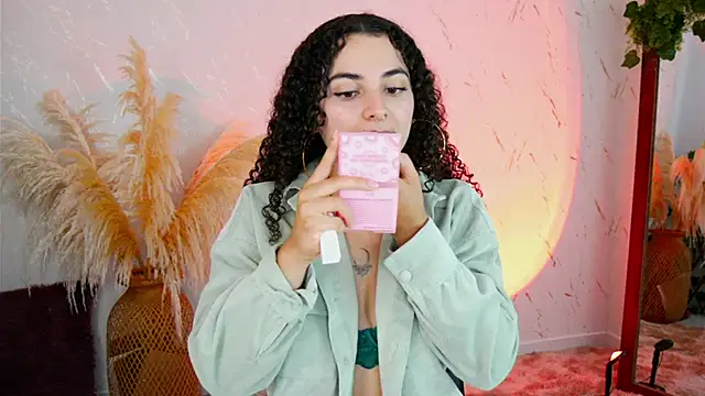 Snapshot of merida_bell18 chatting on 6, 11, 2025 merida bell18 online show from 6, 11, 2025