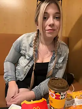 Snapshot of CherryAuroraa chatting on 1, 1, 2025 CherryAuroraa online show from 1, 1, 2025