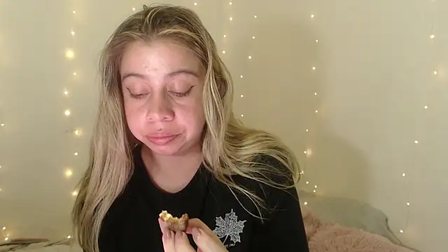 Snapshot of SweetSofty chatting on 18, 10, 2025 SweetSofty online show from 18, 10, 2025