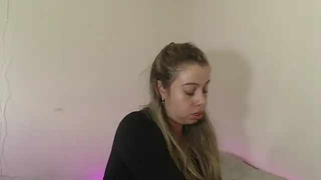 Snapshot of SweetSofty chatting on 28, 10, 2025 SweetSofty online show from 28, 10, 2025