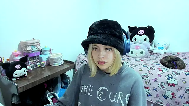 Akane-Mou online show from 15, 9, 2025