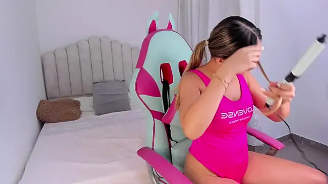 sofia henaok online show from 30, 1, 2025