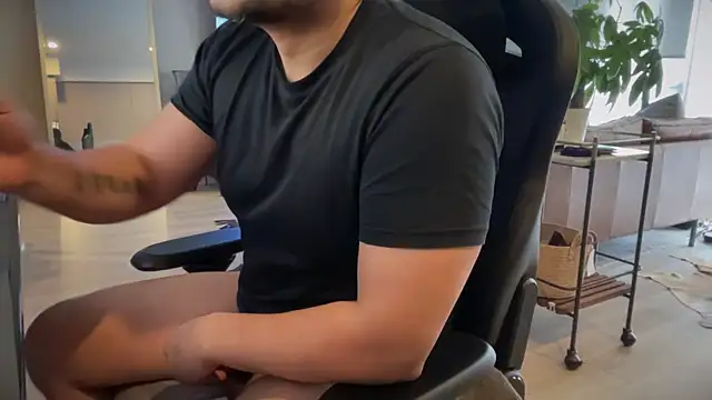 HungandThickLatin online show from 26, 1, 2025