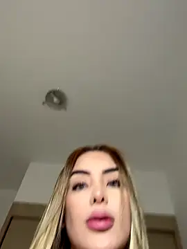 Snapshot of mi_suk11 chatting on 19, 10, 2025 mi suk11 online show from 19, 10, 2025