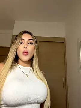 Snapshot of mi_suk11 chatting on 27, 11, 2025 mi suk11 online show from 27, 11, 2025