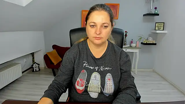 LollaGirl online show from 6, 11, 2025